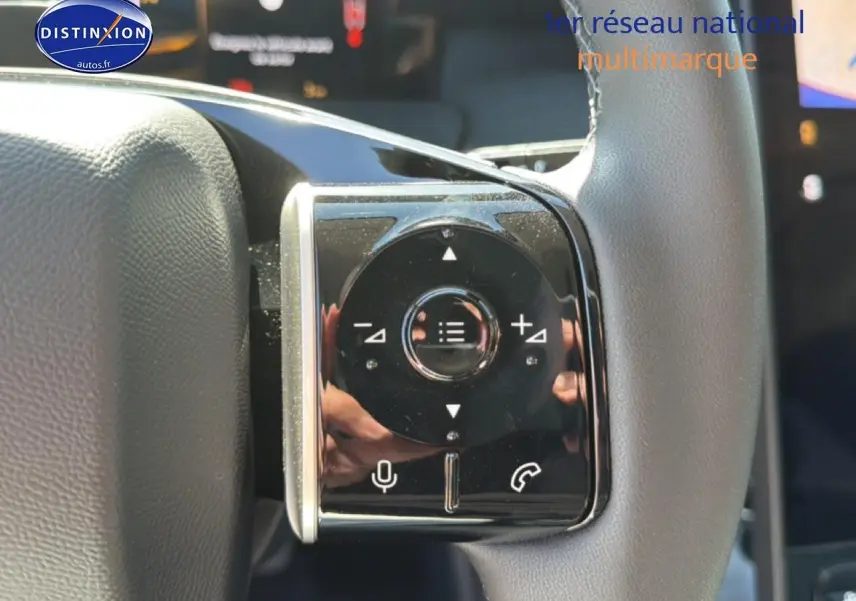 Gros plan sur les commandes multifonctions du volant gris clair du Citroën C5 Aircross hybride blanc et noir.