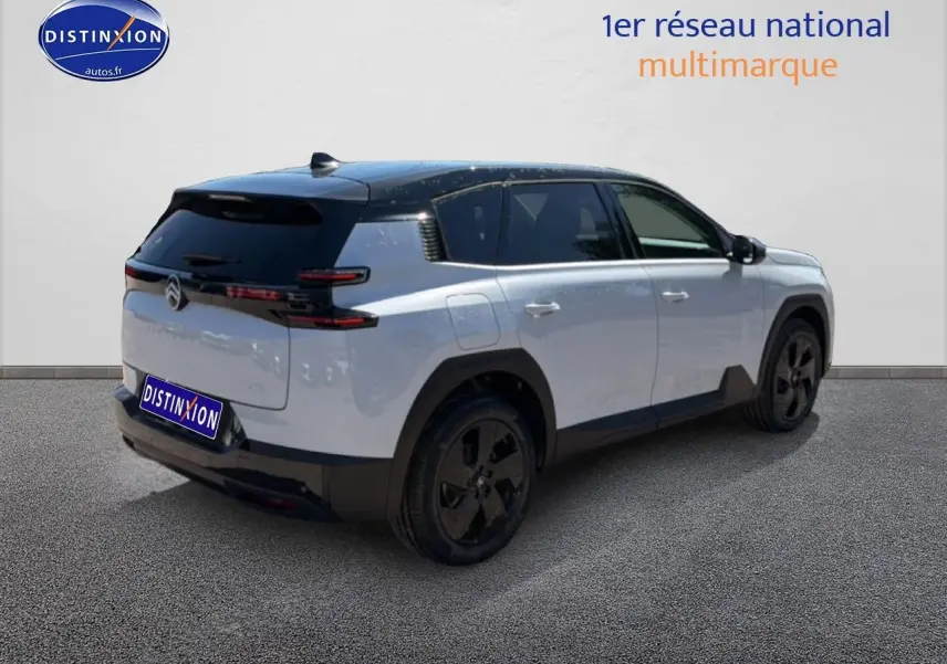Vue 3/4 arrière droite d’un Citroën C5 Aircross blanc à toit noir avec jantes alliage noires et feux arrière LED.