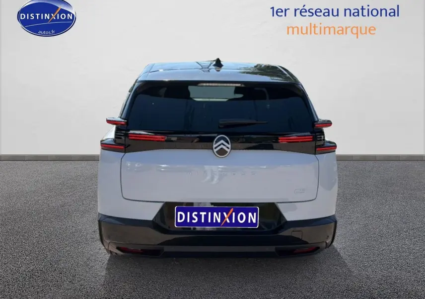 Vue arrière d'un Citroën C5 Aircross blanc et noir avec feux LED horizontaux et toit noir perla nera.