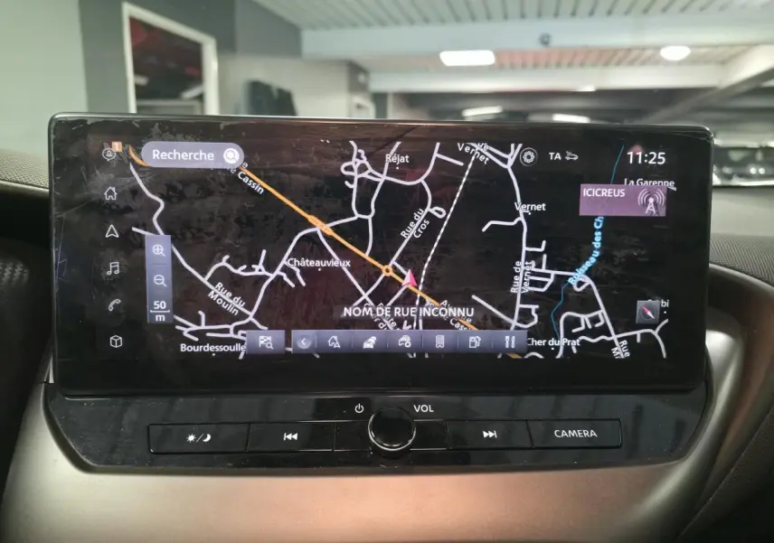 Écran tactile central du Nissan Juke 2025 affichant la navigation avec carte et commandes multimédia en vue rapprochée.