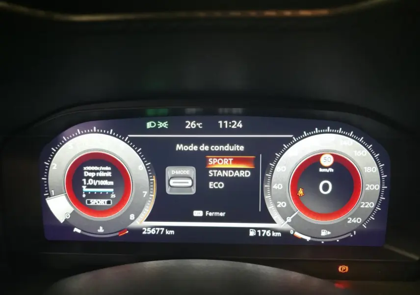 Tableau de bord digital du Nissan Juke 2025 affichant le mode de conduite Sport en vue frontale.