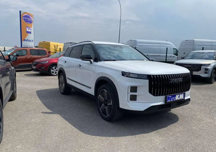 SUV JAECOO J7 blanc khaki en 3/4 avant droit, avec calandre verticale noire distinctive et jantes modernes.
