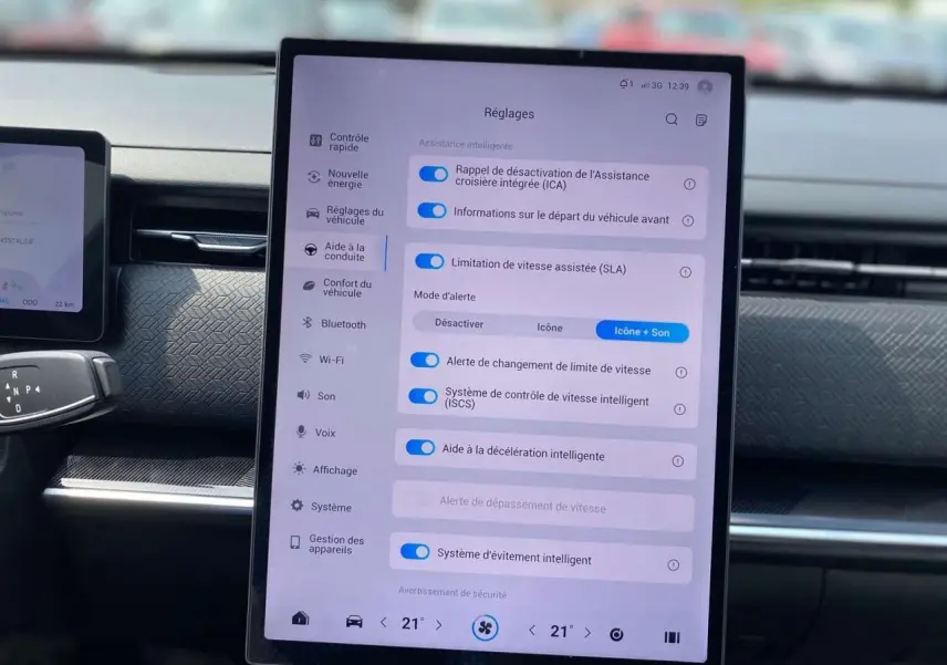 Vue intérieure centrée sur l'écran tactile des réglages d'assistance du SUV JAECOO J7 blanc khaki 2026.