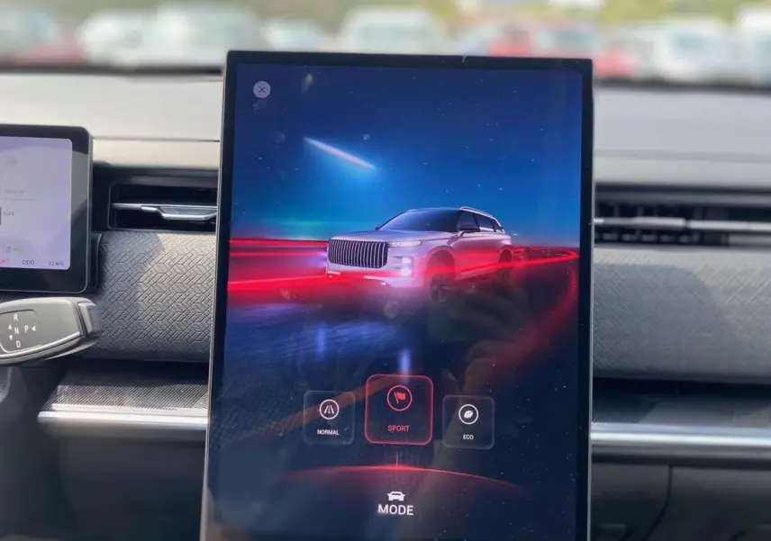 Écran central montrant le SUV JAECOO J7 blanc khaki en mode sport avec effets lumineux rouges, vue de face.