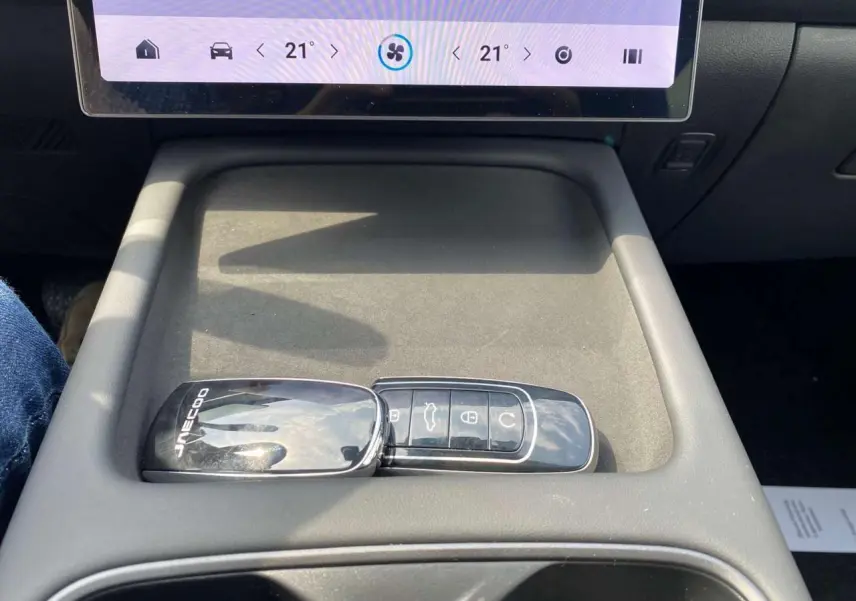 Clé de voiture JAECOO J7 posée sur la console centrale, vue rapprochée de l'intérieur du SUV blanc khaki 2026.