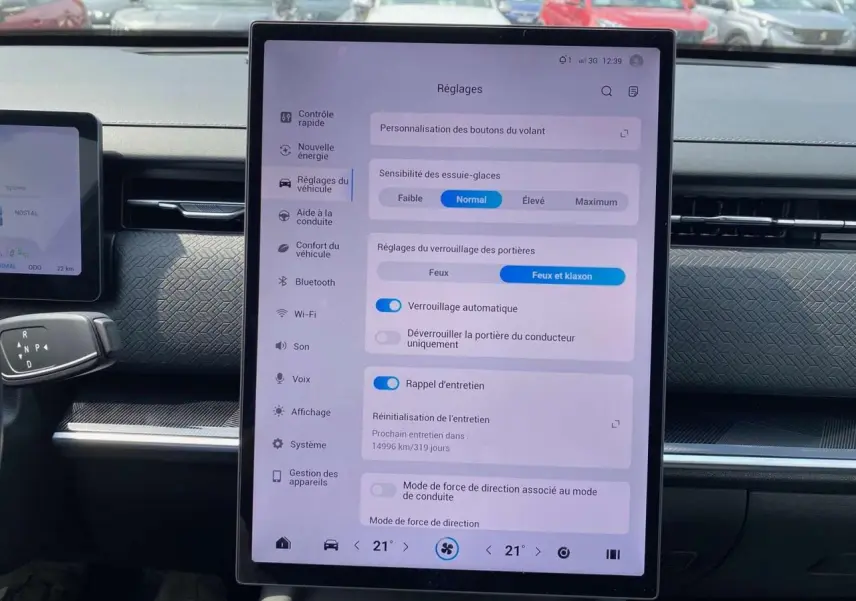 Écran tactile central en mode réglages dans l’habitacle d’un SUV JAECOO J7 blanc khaki, vue de face.