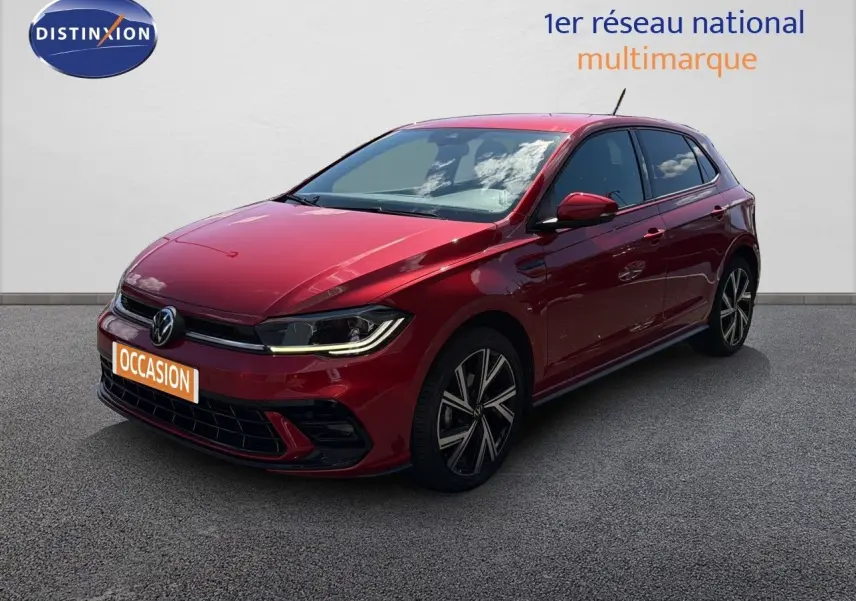 Volkswagen Polo 1.0 TSI R-Line rouge roi vue 3/4 avant droit avec jantes alliage et phares LED allumés.