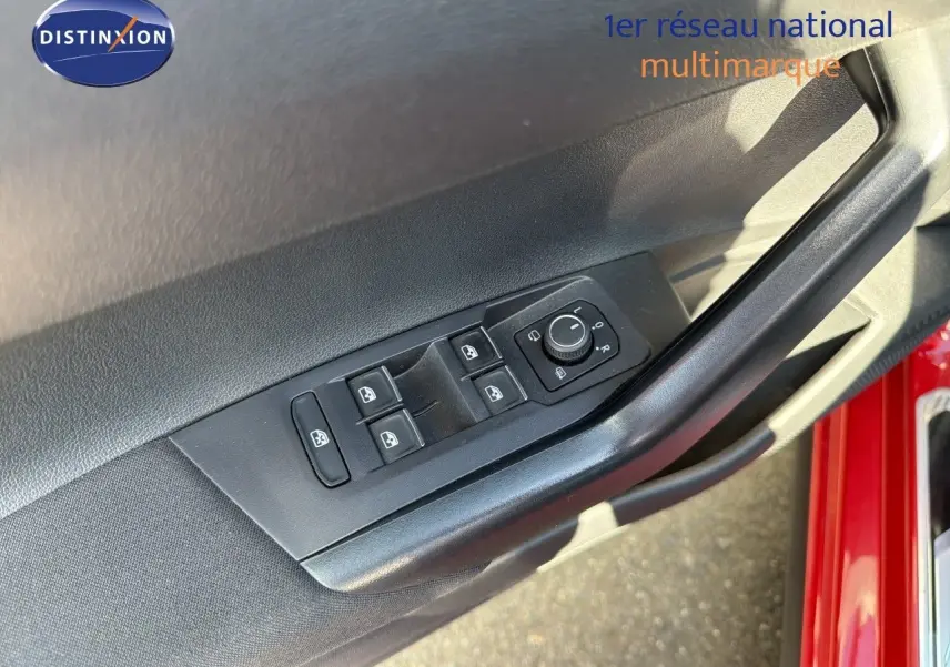 Gros plan sur la commande des vitres et rétroviseurs côté conducteur d'une Volkswagen Polo rouge Roi 2023.