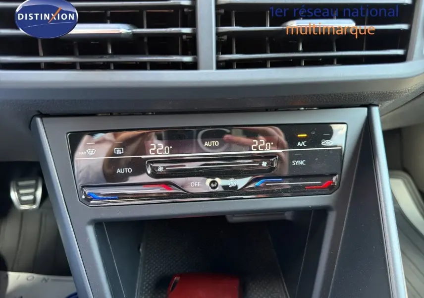 Vue rapprochée du tableau de bord de la Volkswagen Polo rouge Roi 2023, avec commandes de climatisation digitales.