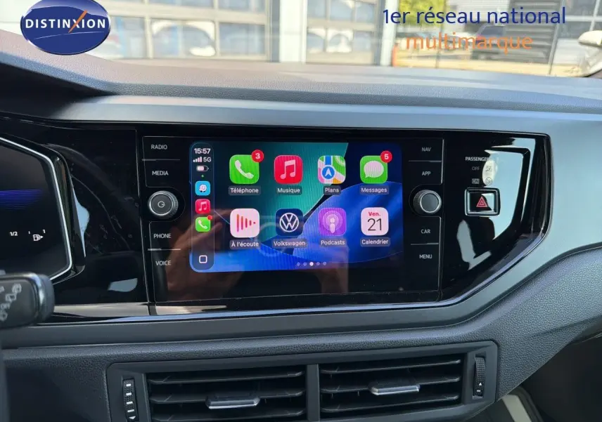 Tableau de bord de Volkswagen Polo rouge Roi 2023, écran tactile central affichant Apple CarPlay, vue intérieure frontale.