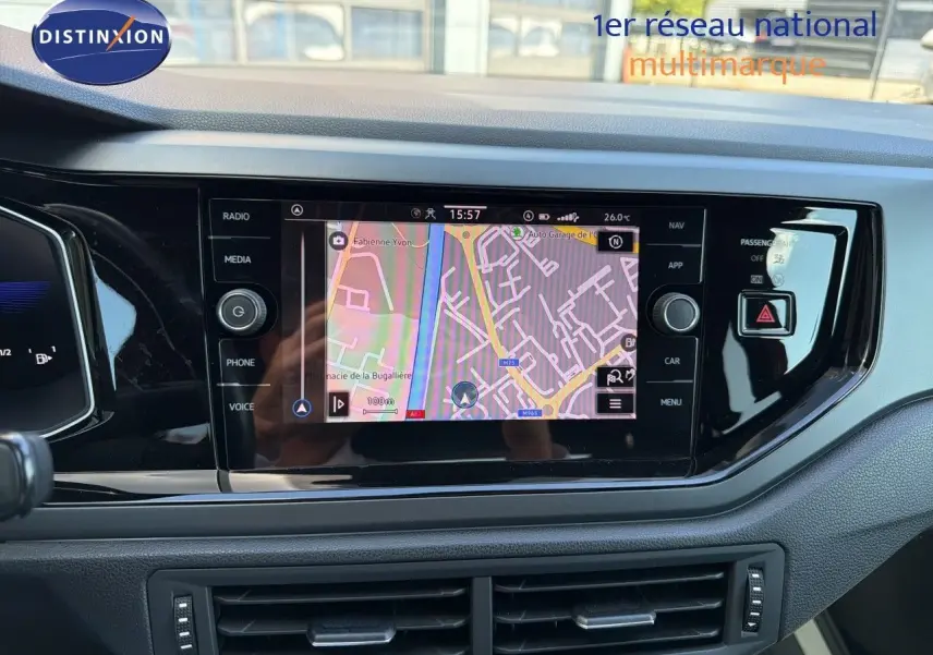 Tableau de bord de Volkswagen Polo 1.0 TSI 95 R-Line 2023 avec écran tactile de navigation allumé, vue frontale intérieure.