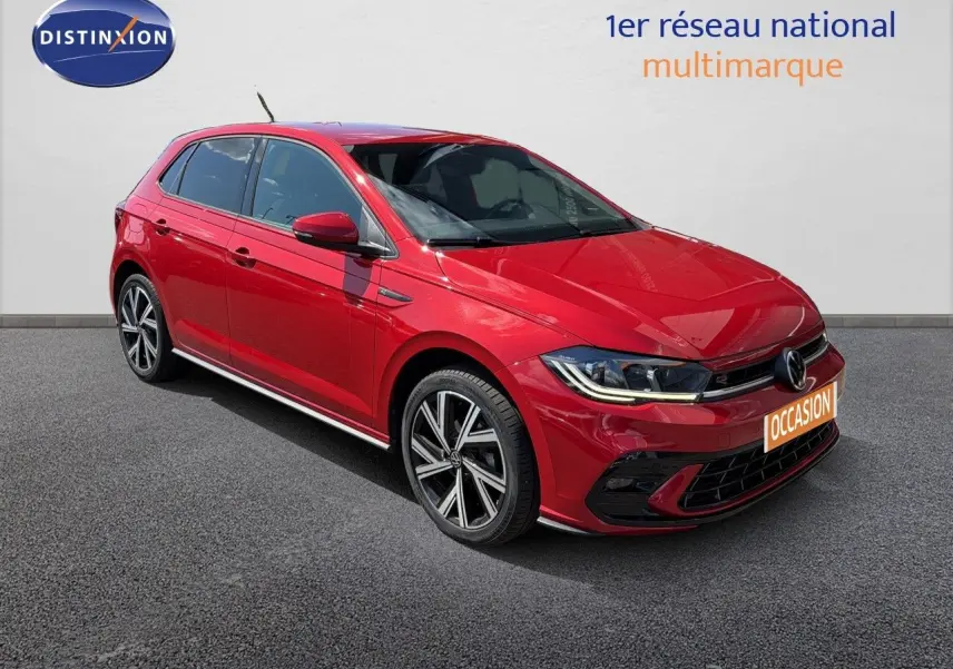 Volkswagen Polo 1.0 TSI 95 R-Line rouge roi vue 3/4 avant droit avec jantes alliage et feux LED.