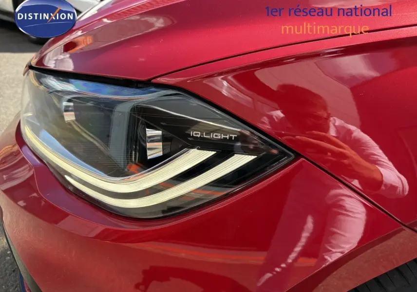 Gros plan sur le phare avant gauche d'une Volkswagen Polo 1.0 TSI 95 R-Line rouge roi avec éclairage IQ.Light.
