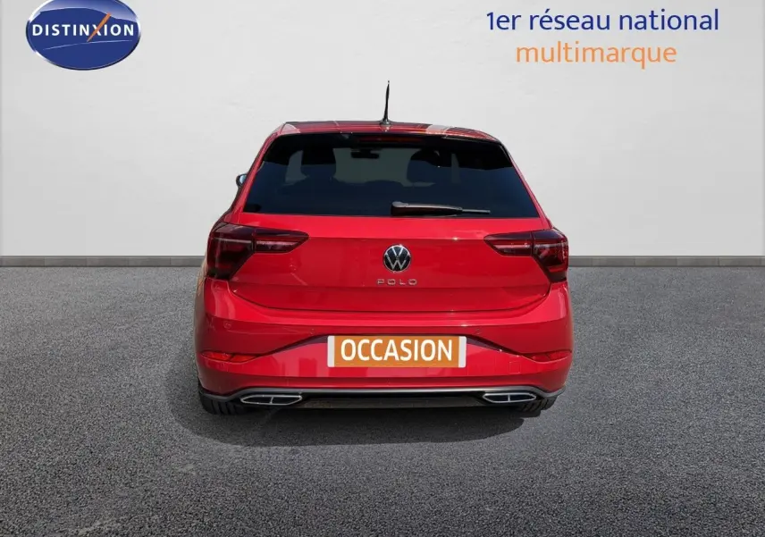 Vue 3/4 arrière droite d'une Volkswagen Polo rouge Roi 2023 finition R-Line avec jantes alliage bicolores.