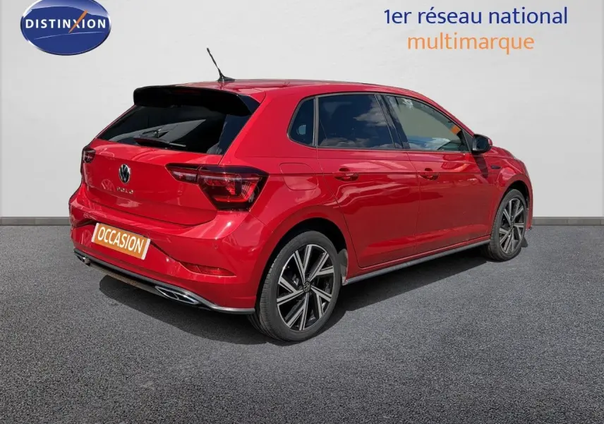 Vue arrière d'une Volkswagen Polo 1.0 TSI 95 R-Line rouge Roi, avec feux arrière LED et double sortie d'échappement.