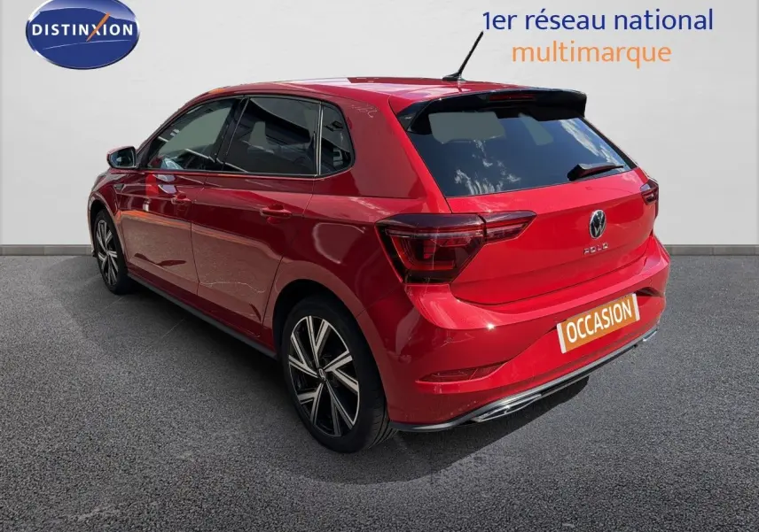 Vue 3/4 arrière droite d'une Volkswagen Polo 1.0 TSI 95 R-Line rouge Roi avec jantes alliage et vitres teintées.
