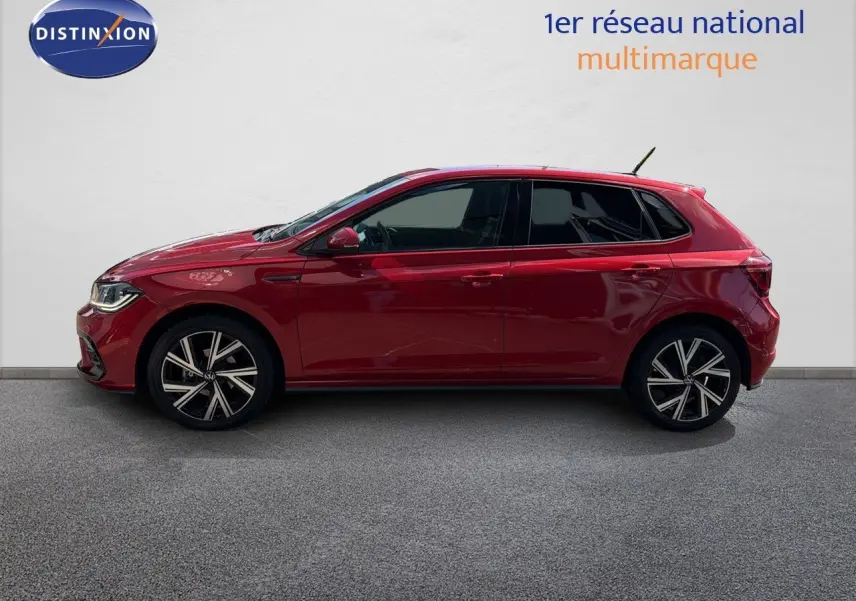 Profil droit d'une Volkswagen Polo 1.0 TSI 95 R-Line rouge roi de 2023 avec jantes alliage et vitres teintées.