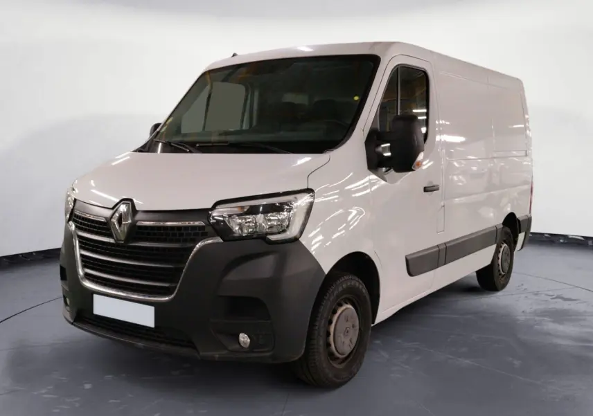 Renault Master blanc en 3/4 avant droit, fourgon utilitaire avec pare-chocs noir et rétroviseurs larges.