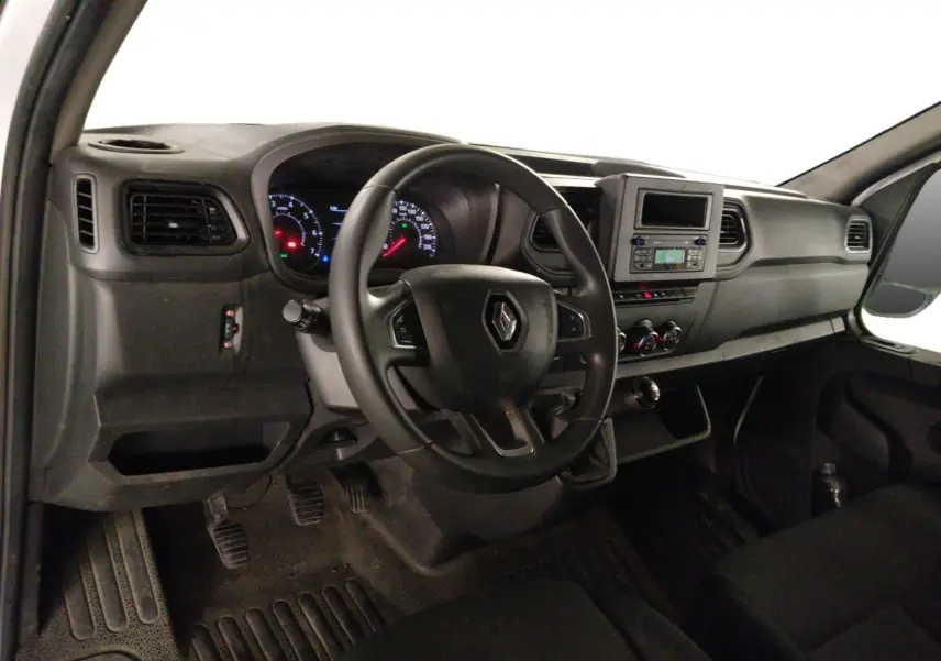 Vue intérieure côté conducteur du tableau de bord noir du Renault Master 2023 avec volant multifonction et console centrale.