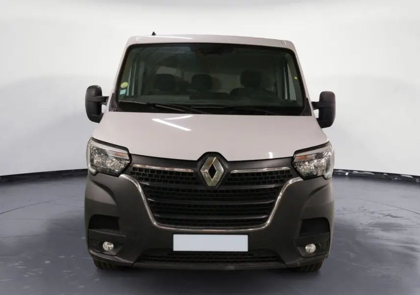 Vue frontale d’un Renault Master blanc 2023 avec calandre noire et logo chromé bien visible.