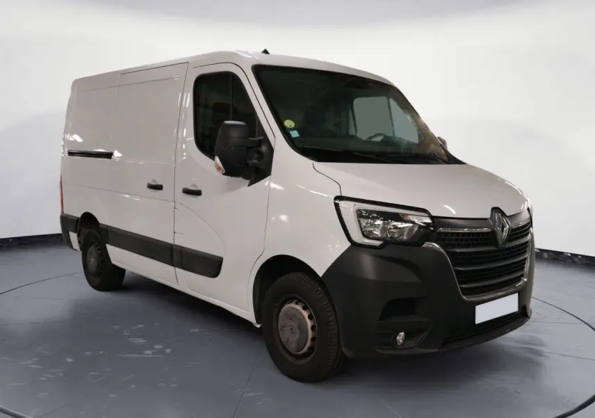 Renault Master blanc en vue 3/4 avant droit, fourgon utilitaire avec pare-chocs et bas de caisse noirs.