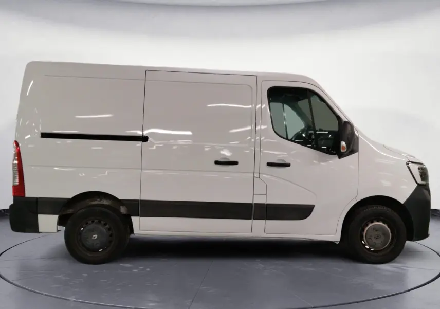 Profil côté gauche d’un utilitaire blanc Renault Master L1H1 avec portes latérales et jantes acier noires.