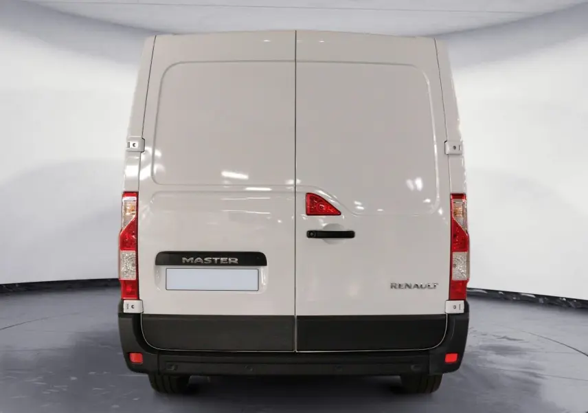 Vue arrière d’un utilitaire Renault Master blanc avec portes battantes et feux arrière verticaux rouges et blancs.