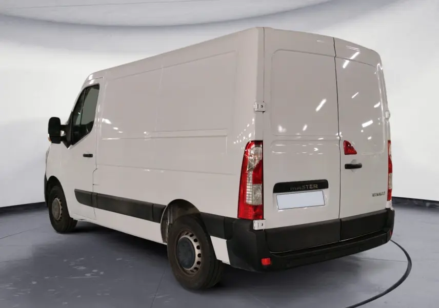 Vue 3/4 arrière droite d’un Renault Master blanc 2023, fourgon utilitaire avec portes arrière battantes et protections noires.