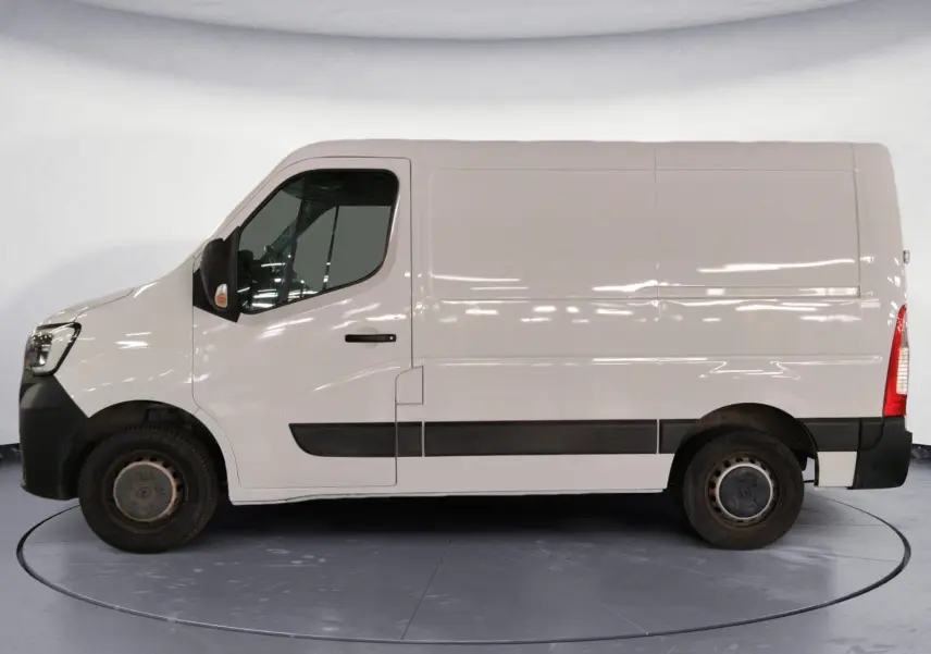 Vue de profil côté gauche d’un utilitaire Renault Master blanc, version L1H1 avec bande noire basse et jantes acier.