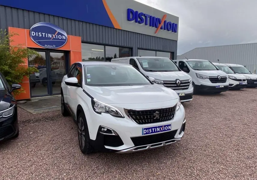 Peugeot 3008 blanc nacré vue 3/4 avant droit, jantes alliage 19 pouces, devant concession Distinxion.