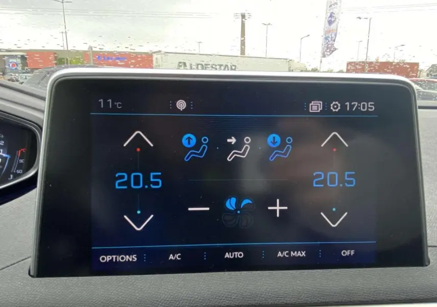 Écran tactile du tableau de bord du Peugeot 3008 blanc 2017 affichant la climatisation bi-zone à 20,5°C