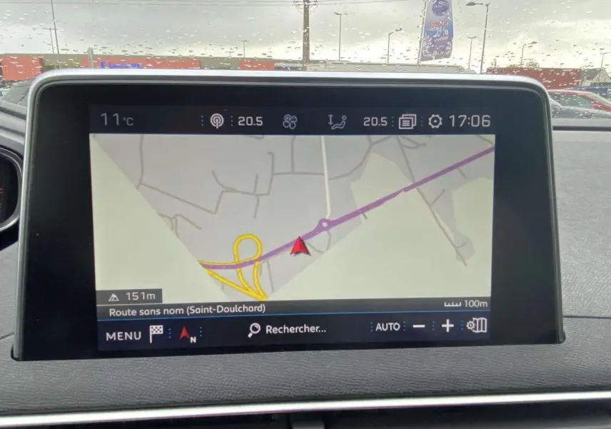 Écran tactile 8 pouces du Peugeot 3008 blanc 2017 affichant la navigation GPS sous la pluie.