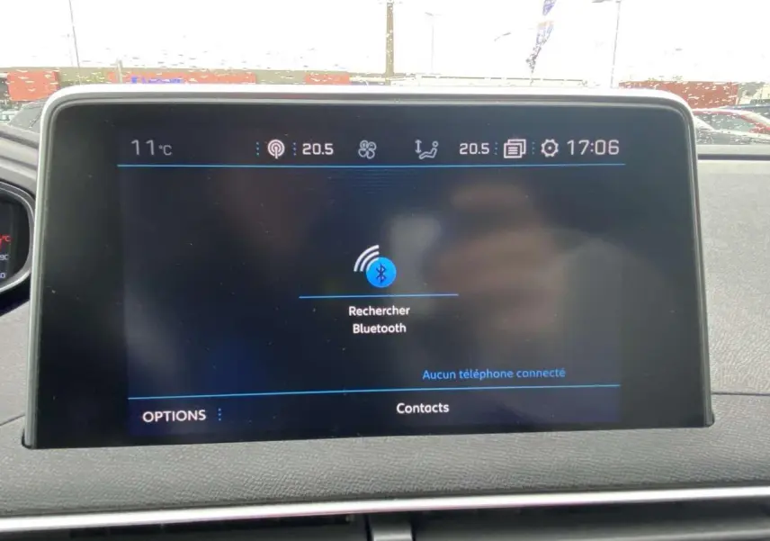 Écran tactile central du Peugeot 3008 blanc 2017 affichant la recherche Bluetooth et la température extérieure.