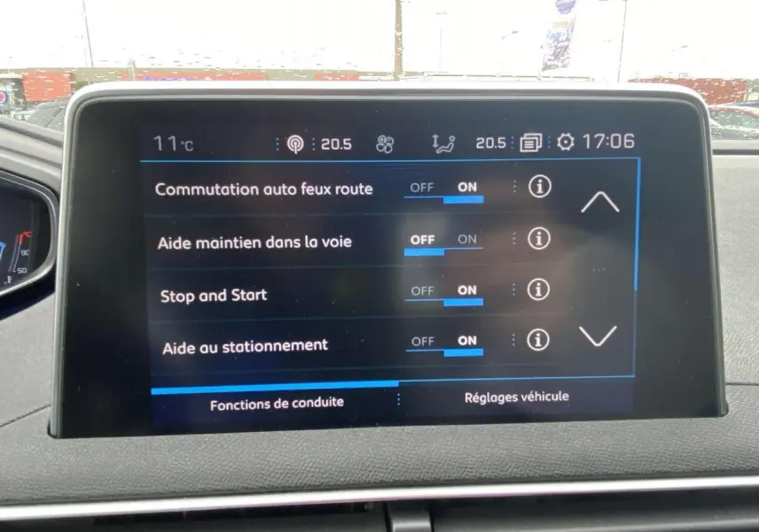 Écran tactile central du Peugeot 3008 blanc 2017 affichant les réglages d'aides à la conduite.