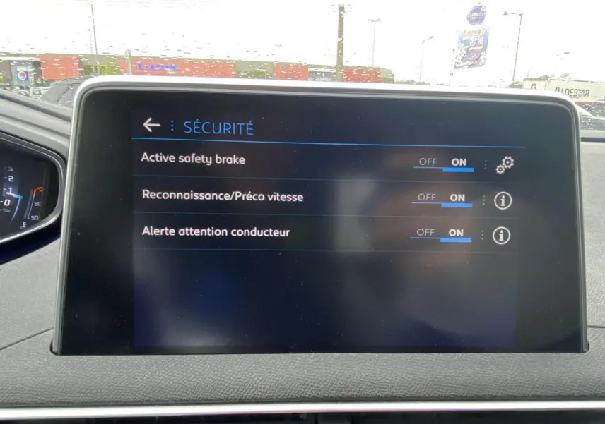 Écran tactile du tableau de bord du Peugeot 3008 2017 affichant les réglages de sécurité activés.