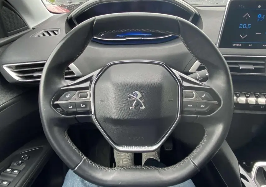 Vue rapprochée du volant compact noir du Peugeot 3008 2017 avec tableau de bord numérique et écran tactile.