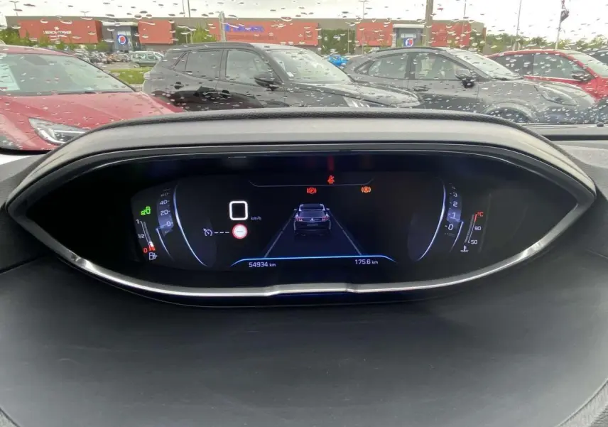 Tableau de bord numérique du Peugeot 3008 2017 affichant la vitesse et l'autonomie restante.