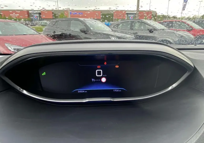 Affichage numérique du combiné tête haute du Peugeot 3008 blanc, avec compteur à zéro et indicateurs allumés.