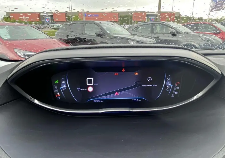 Tableau de bord numérique du Peugeot 3008 blanc 2017 affichant la navigation et les compteurs à l'arrêt.