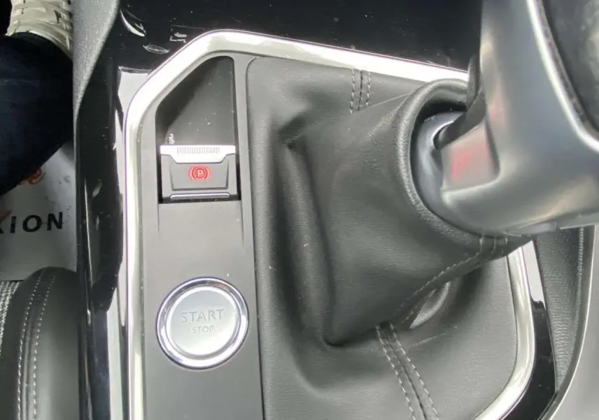 Gros plan sur la console centrale du Peugeot 3008 blanc, montrant le levier de vitesse manuel et le bouton start/stop.
