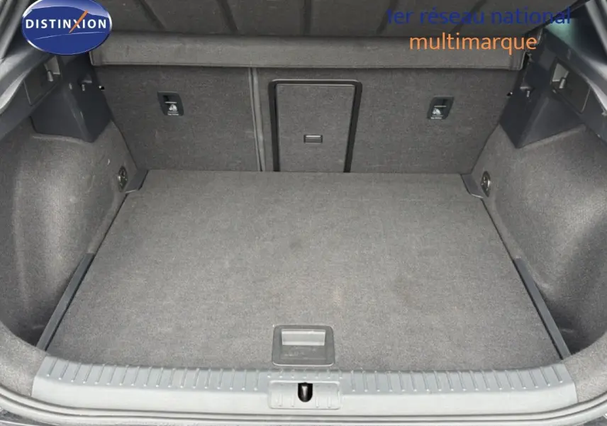 Coffre ouvert vu de face, intérieur spacieux et tapis gris, CUPRA Formentor blanc neige métal 2025.