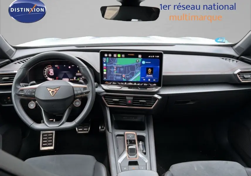 Vue intérieure du tableau de bord et volant de la CUPRA Formentor 1.5 eTSI 2025 avec écran tactile et finitions noires.