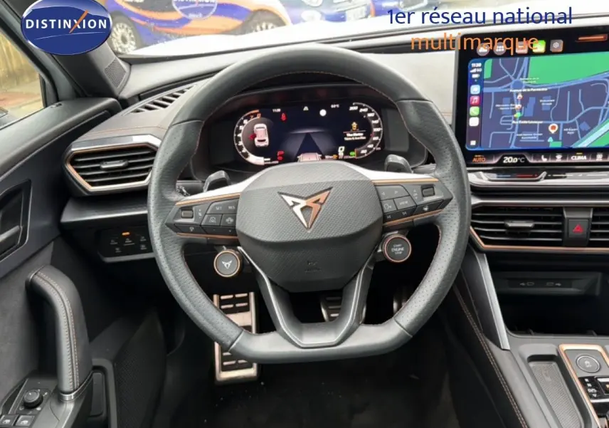 Vue intérieure centrée sur le volant multifonction noir du CUPRA Formentor 2025 avec tableau de bord digital et écran tactile.