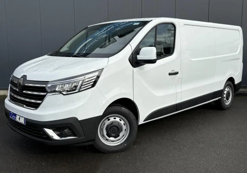 Renault Trafic Fourgon blanc glacier en 3/4 avant droit, avec calandre chromée et jantes acier simples.