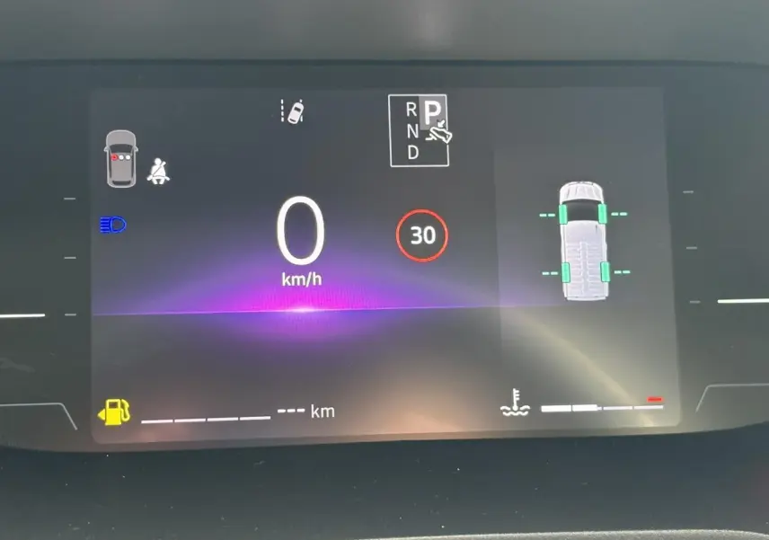 Affichage numérique du combiné d'instrumentation de la Renault Trafic Fourgon, avec vitesse à 0 km/h et alertes actives.