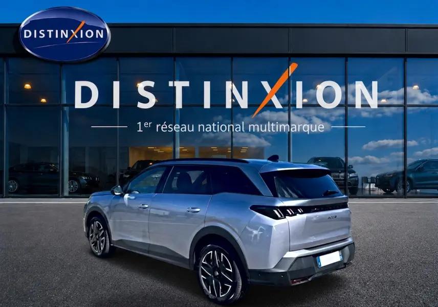 Peugeot 5008 Hybrid 145 allure e-dcs6 gris artense, vue 3/4 arrière droit avec jantes alu et vitres surteintées.