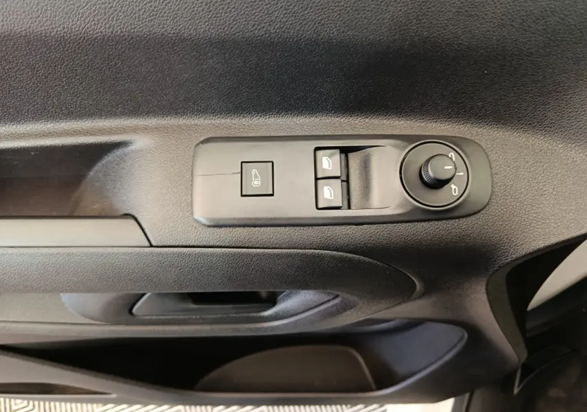 Détail de la commande de réglage des rétroviseurs sur la porte intérieure noire d'un Citroën Berlingo 2021.