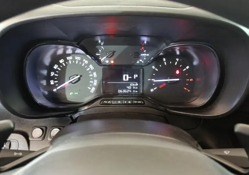 Vue rapprochée du tableau de bord du Citroën Berlingo 2021, affichant le compteur et l'odomètre numérique.