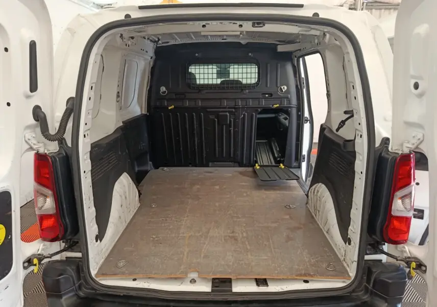 Vue arrière du Citroën Berlingo blanc 2021, montrant l’espace de chargement vide avec portes ouvertes.
