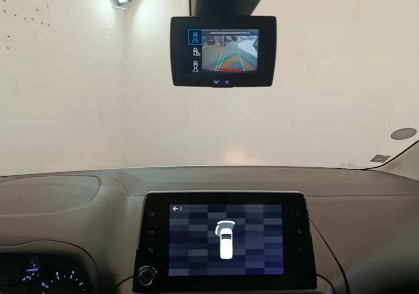 Vue intérieure du tableau de bord du Citroën Berlingo blanc 2021, avec écran tactile et caméra de recul affichée.